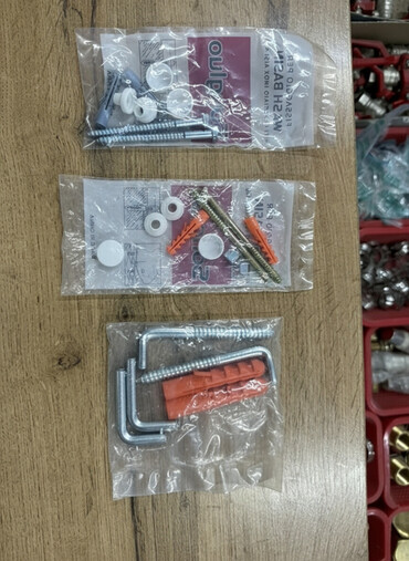 крепление для кафеля: Набор крепежных элементов для раковины, включающий в себя винты с