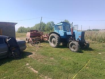 claas jaguar 690: Трактор с прицепленным сенопрессом (тюковый пресс-подборщик). - — 1