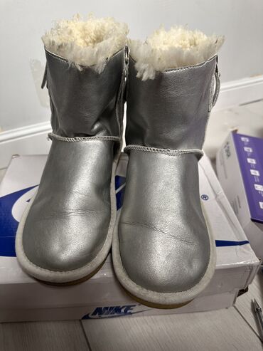обувь на девочку: Угги UGG, 39, цвет - Серебристый