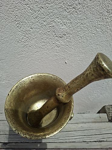 Aş qazanı: Antik bürünc həvəngdəstə satılır. Təxminən 100 ildən çox yaşı var. Tam — 6
