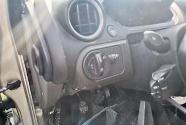 Glave motora: DELOVI ENTERIJERA ZA FORD FIESTA OD 2004. DO 2005. GOD. | FORD — 21