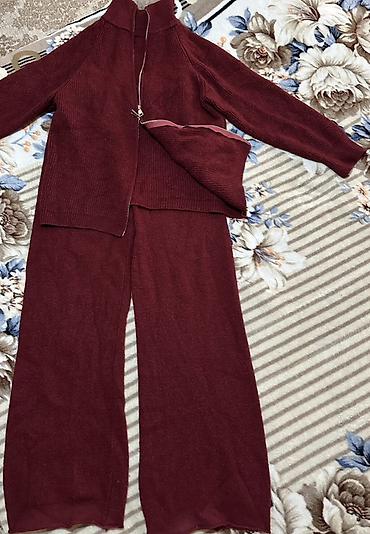 Брючные костюмы: Женские вещи набором: 1) Двойка бордового цвета из мягкого трикотажа — 1