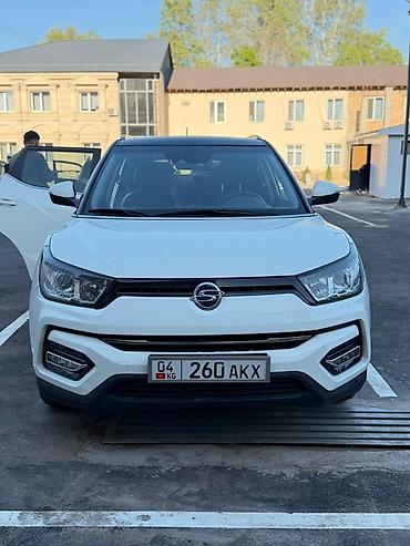 jak авто: Компактный кроссовер Ssang Yong Tivoli белого цвета с черной крышей и — 4