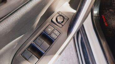 Toyota: Toyota RAV4 – ağ rəngli, modern dizaynlı krossover/SUV. Xarici: - — 4