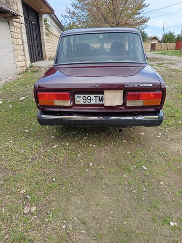 oturacaq uzlukleri: LADA 2107 sedan - Korpus: 4 qapı, tünd bordo rəng, xrom arxa bamper