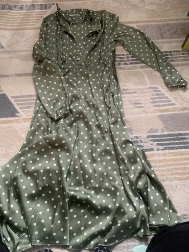 брендовые одежды: Зелёное платье в горох - Модель: миди/макси с расклёшённой юбкой. -