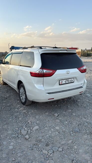 семиместные машины: Белый минивэн Toyota Sienna с узнаваемым дизайном и просторным