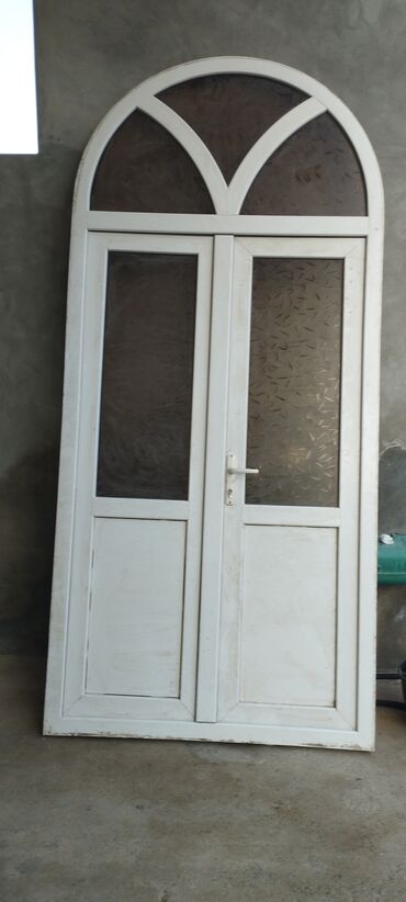 plastik şuşə: Ağ rəngli PVC ikiqat qapı dəsti - Material: PVC/profil karkas -