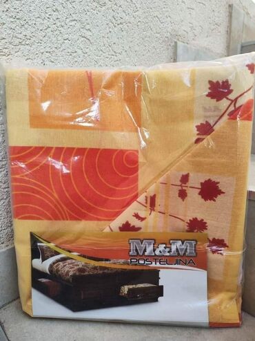 Posteljina: Cena 2400 din Pamučna posteljina Sadrzaj seta: -materijal 100% — 11