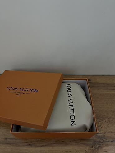 Барсетки: Барсетка, Louis Vuitton, Материал: Натуральная кожа, Застежка на магните, Регулируемый ремень, Множество карманов, Б/у — 1