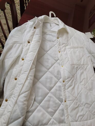 Демисезонные куртки: Продаю шикарную белоснежную курточку, производство Италия,размер — 4