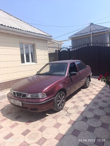 кредит на машину: Автомобиль Daewoo Nexia темно-красного цвета, представленный в кузове