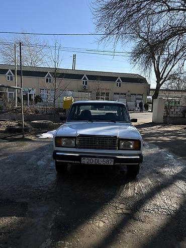 VAZ (LADA): VAZ Lada 2107, ağ rəng, sedan kuzov. Əsas xüsusiyyətlər: - 4 qapı — 2