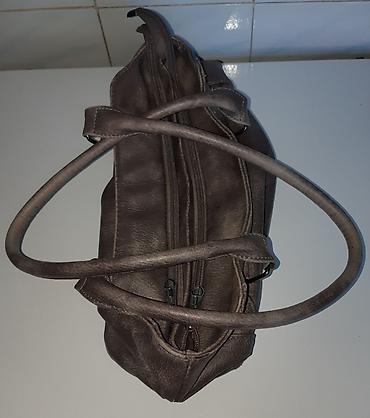 mona kais: Siva ženska torba, dimenzije 37×26 cm. Dvostruka unutrašnja pregrada — 4