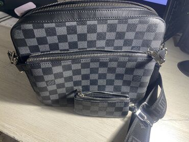 rjukzak louis vuitton: Классическая сумка, Louis Vuitton, Материал: Искусственная кожа, Регулируемый ремень, Мужские