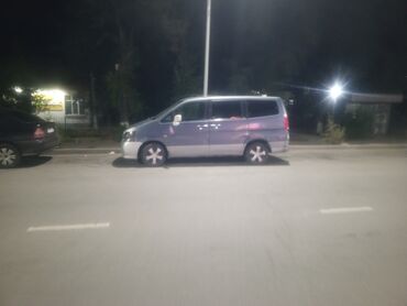 авто легковой: Просторный минивэн Nissan Serena (примерно 2000‑е). Кузов —