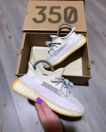 Patike: Adidas Yeezy Boost 350 patike A klasa

Novo.
Brojevi 36 do 46 — 14