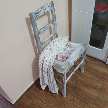 Stolice: Ručno oslikana drvena stolica u shabby chic stilu.Puno drvo.Moze kao — 4
