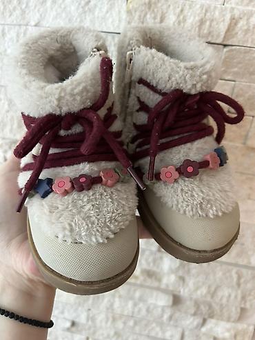 bele ski pantalone: Dečije zimske čizmice Zara, broj 22, dužina gazista 13,6 cm. - — 6