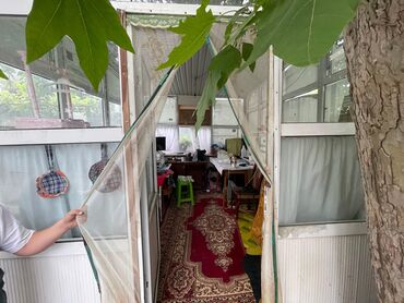 taxta ikinci el: KiOSK, uzunluğu 3m60sm,eni3 metr, hündürlüyü 2m 40sm,plastik