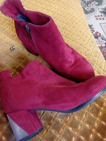 черные замшевые ботильоны: Женские ботильоны бордового цвета - Материал верха: бархатистая