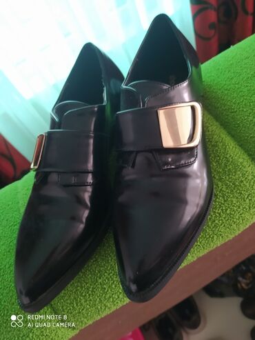бежевые лаковые туфли: Туфли 38, цвет - Черный