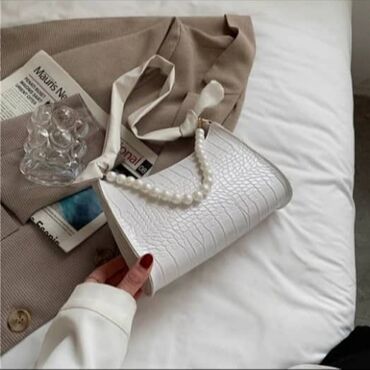 белая водолазка: Удобная практичная базовая сумочка в тёплые дни носить будет идельным