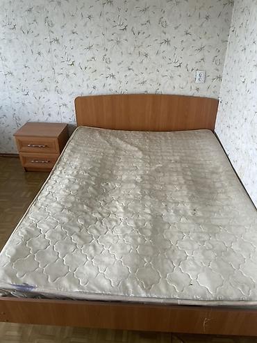 study table: Двуспальная кровать с матрасом и прикроватной тумбой. Локация  — 1