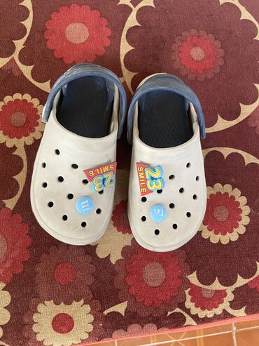 Детская обувь: Кроксики почти новые пару раз одевал не подошли