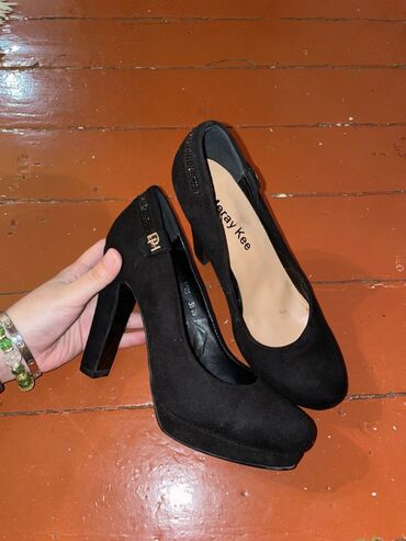 женская обувь размер 36 37: Туфли 37.5, цвет - Черный