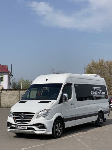бус кузов: Белый микроавтобус Mercedes-Benz Sprinter. Автомобиль оборудован
