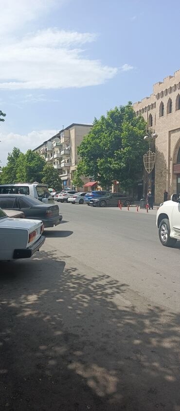 xacmazda satilan evler 2024: Gəncə Qalasının yanı 2 mərtəbəli obyekt 82 kvadrat metr