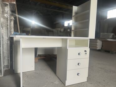 komputer uzre is elanlari: Kompüter masası, Yeni, Açılmayan, Laminat, Dördbucaq masa