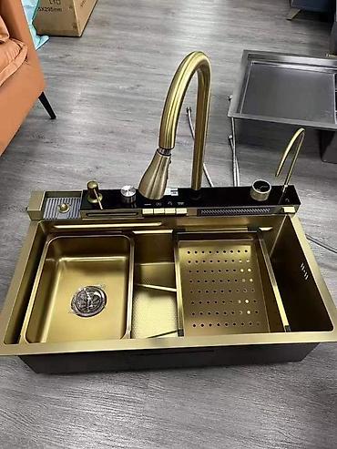 Многофункциональная кухонная мойка в стиле «workstation» с золотистым