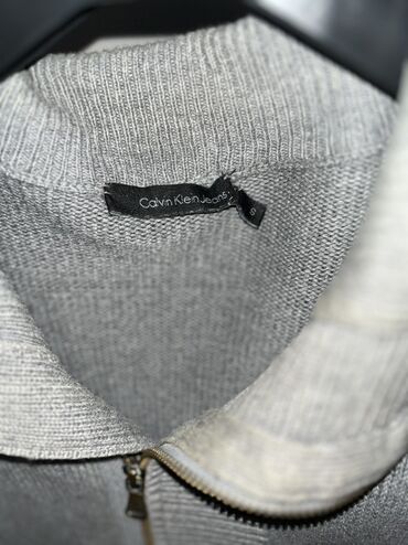 Pencəklər: Calvin Klein Jeans markalı boz rəngdə, fermuarlı, uzunqol jaket