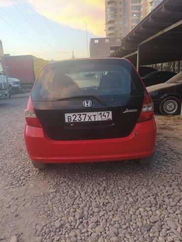 хонда жаз авто: Хэтчбек Honda Jazz в красном цвете с черной задней дверью. Модель