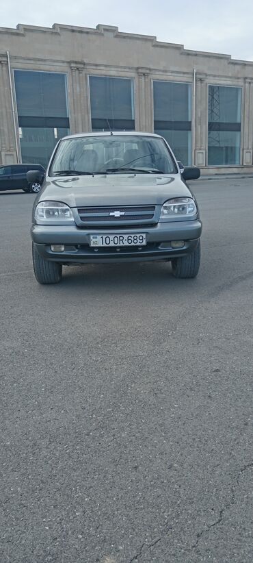 qadin masinlari kredit: Chevrolet Niva: 1.7 l | 2005 il 230000 km Ofrouder/SUV