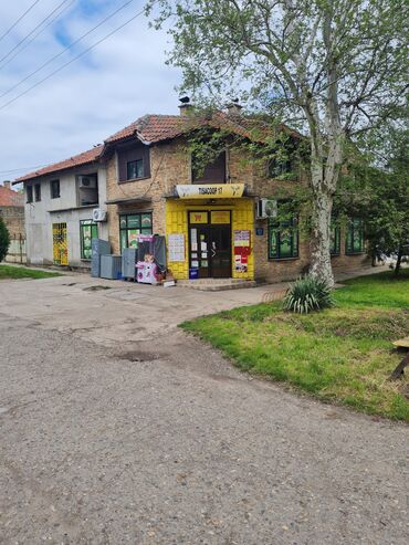 kuce sa dva sprata: 240 kv. m, 4 sobe