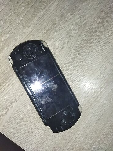 PSP (Sony PlayStation Portable): Psp 3000 нету батареи и сломан дисплей