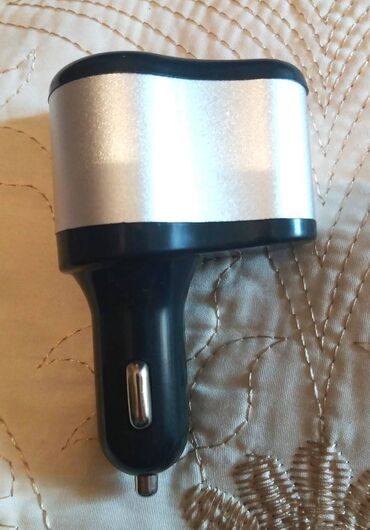 Auto oprema: USB auto punjač sa dva USB porta 2 u 1 - Dimenzija: 9,4 x 5,8 x — 8