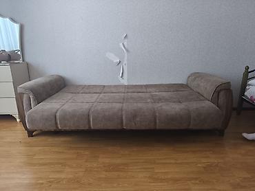 Qəhvəyi rəngdə, yumşaq mikrofiber/parça örtüklü divan‑çarpayı. - İki