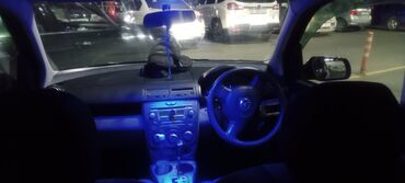 мини электромобиль: Хэтчбек Mazda Demio темно-синего цвета с 5 дверями, идеальный вариант