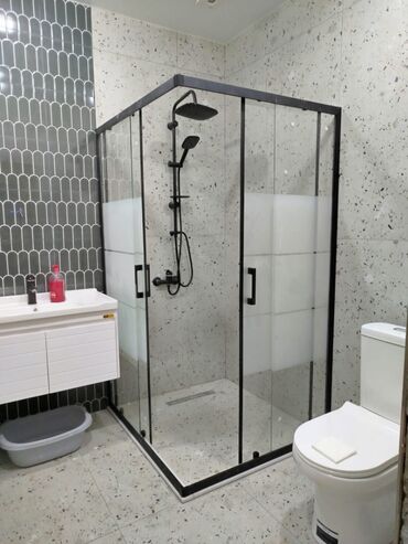 Duş kabinaları, arakəsmələr: 90×90olcude qara alminium profille 6mm temperli suse kombinasiyasi — 13