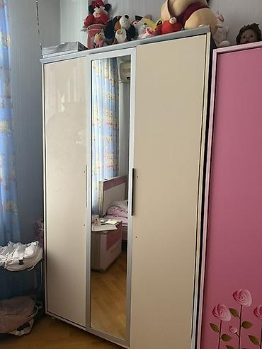 Dolablar: Üç qapılı paltar şkafı
Uzerinde sadece naklerykanin kleyi var
Biraz — 1