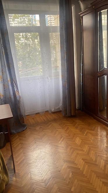 Mənzillər: İcarəyə verilir – 2 otaqlı mənzilin 1 otağı (köhnə tikili, 70 m²), 28 — 8