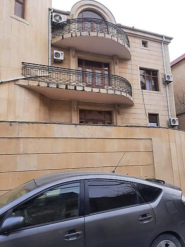 ev t: T. Əliyev küçəsində. Mülkiyyətdə 650m² olan. 7 sotda 4mərtəbəli 8 — 2