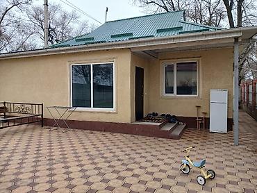 Продажа коттеджей и домов: Продаётся дом в самом центре городо Шопоков с участком 5.2 сотка,по — 8