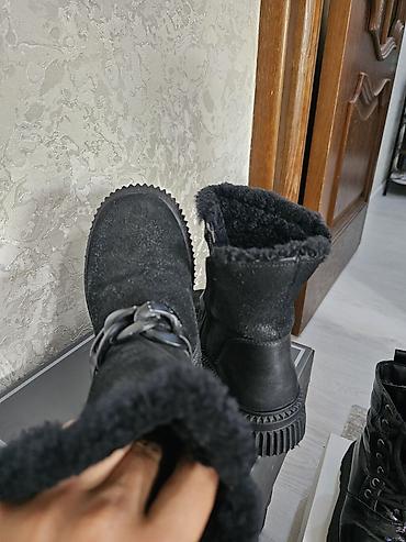 кожаные зимние: Зимние детские сапоги из чёрной тёплой меховой подкладкой. - — 5