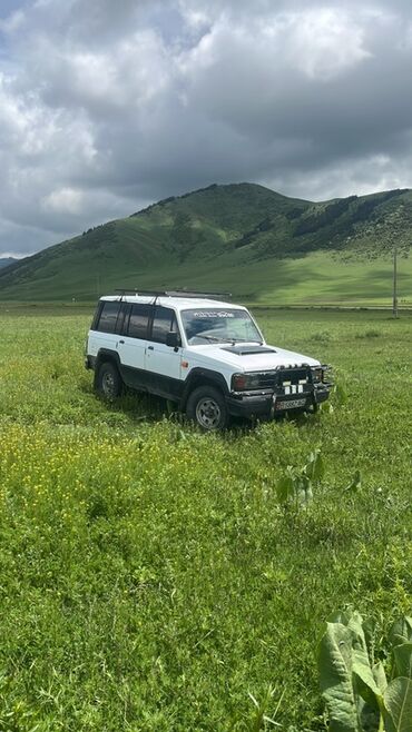 купить опель вектра б: Белый внедорожник с черной отделкой по низу кузова, оснащенный