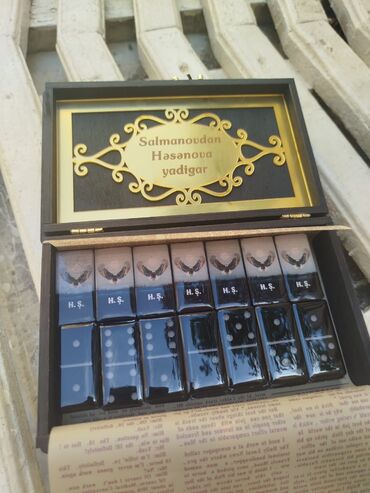CD, DVD disklər və kassetlər: Xüsusi hazırlanmış domino dəsti orijinal qutu ilə birlikdə təqdim